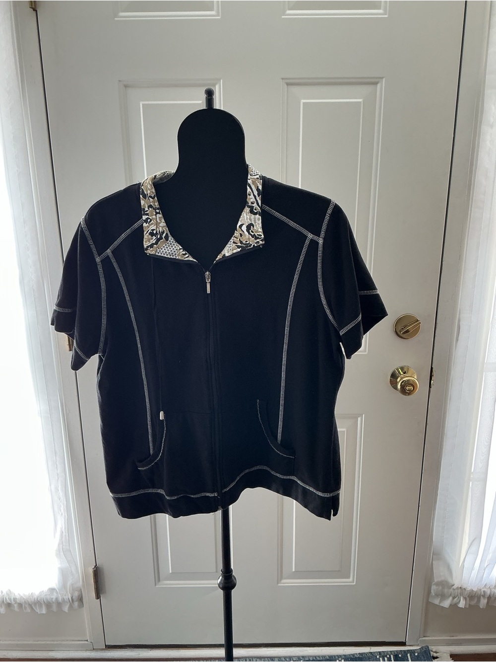 Onque Casuals Black Short-Sleeve Zip Front Jacket with Patterned Collar